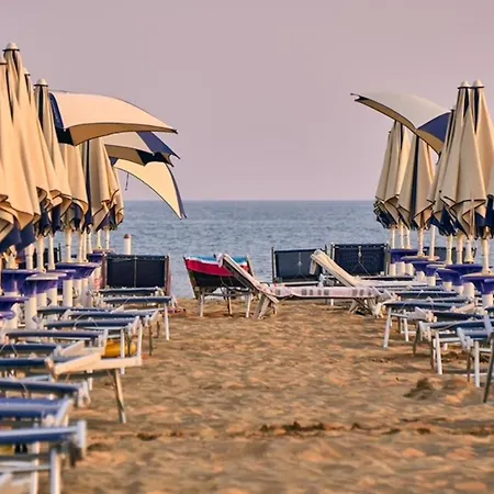 Beachside Duplex With Bbq And Pool شقة